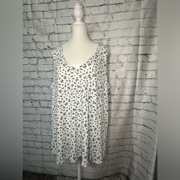 P.S. Kate white and blue floral feminine tank with pocket. Size 2X - Picture 3 of 10